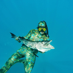 getting some fish with Camouflage sea grass Wetsuit